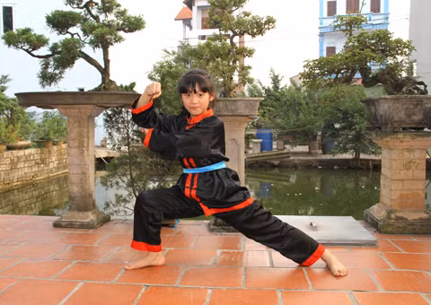 Sung sot be gai 10 tuoi co “than luc” o Ha Noi