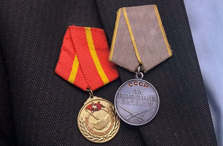 Huân chương Việt Nam và Liên Xô “sánh vai” trên ngực cựu chiến binh Liên Xô từng có mặt trong đoàn chuyên gia sang giúp Việt Nam vận hành các hệ thống vũ khí đối phó với cuộc chiến tranh phá hoại miền Bắc của Mỹ. Mới đây, Đại sứ quán Việt Nam tại Moscow đã mời các cựu chiến binh Liên xô từng sang Việt Nam trong những năm tháng chiến tranh chống Mỹ dự kỷ niệm 50 năm chiến thắng trận đầu (5/8/1964-5/8/2014).
