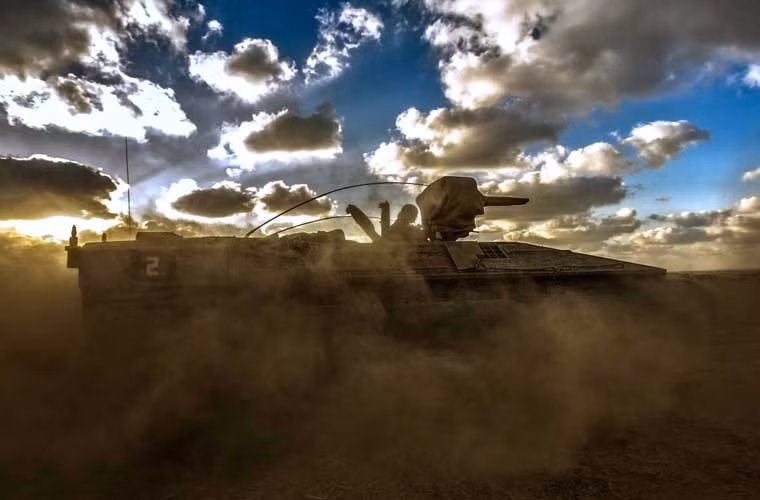 Một bức ảnh mang tính nghệ thuật xe thiết giáp của Quân đội Israel hành tiến trên sa mạc.
