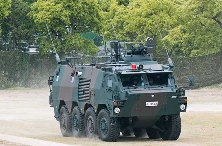 Truyền thông Nhật tuần qua đăng tải một số hình ảnh cho thấy, Lực lượng Phòng vệ mặt đất Nhật Bản (JGSDF) tiếp nhận 6 xe thiết giáp được thiết kế chuyên biệt để chống tác nhân xạ - sinh – hóa. Trong ảnh là loại xe đặc biệt của JGSDF chạy biểu diễn.