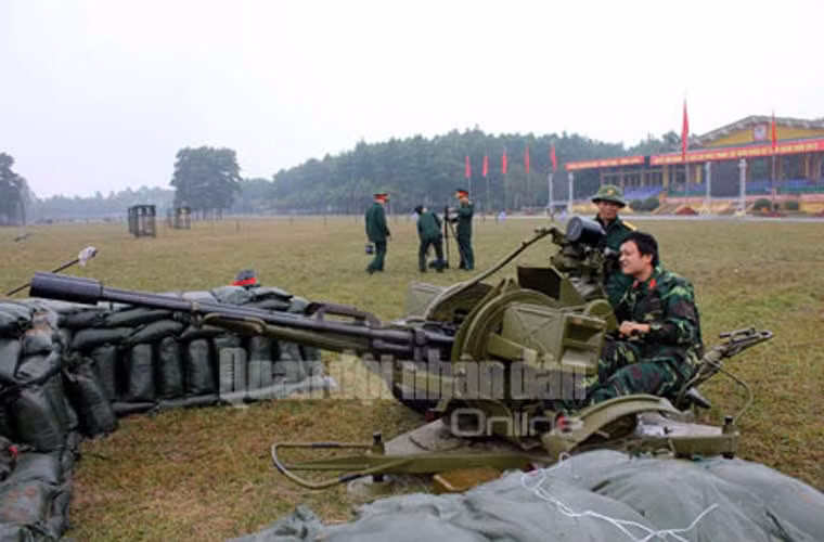 Pháo phòng không ZU-23-2 23mm 2 nòng trang bị kính ngắm bắn đêm do Việt Nam sản xuất.