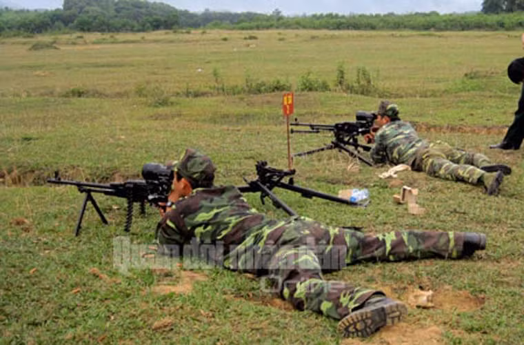 Tuần qua, Hội thảo Khoa học về khí tài quang-điện tử Việt Nam phục vụ tác chiến ngày, đêm đã được tổ chức tại Hà Nội, tại đây đã trưng bày hàng loạt sản phẩm khí tài quang - điện tử do Viện Khoa học và Công nghệ quân sự chế tạo. Trong ảnh là các xạ thủ đang bắn kiểm tra đại liên PKMNS lắp kính ngắm đêm N-001.
