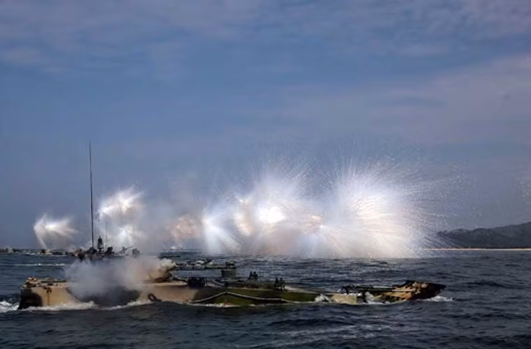 Thiết giáp lội nước Trung Quốc phóng lựu đạn khói nổ như pháo hoa trong cuộc diễn tập đổ bộ đường biển.