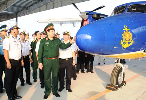 Đại tướng Phùng Quang Thanh thăm Lữ đoàn Không quân Hải quân 954. Trong ảnh là Đại tướng đứng bên cạnh thủy phi cơ tuần tra biển DHC-6 hiện đại.