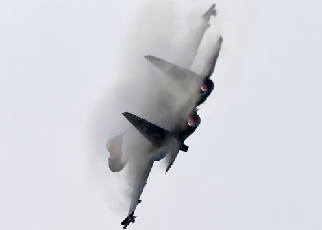 Su-35 được trang bị động cơ kiểm soát véc tơ lực đẩy, radar mạng pha cực mạnh và bộ vũ khí đáng sợ.