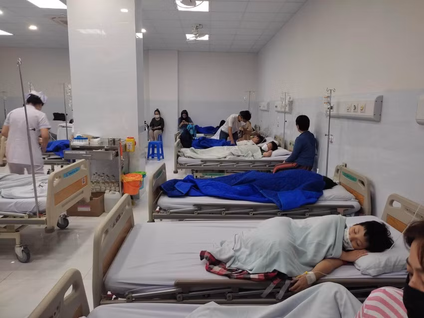 Hang tram hoc sinh iSchool Nha Trang ngo doc do vi khuan Salmonella