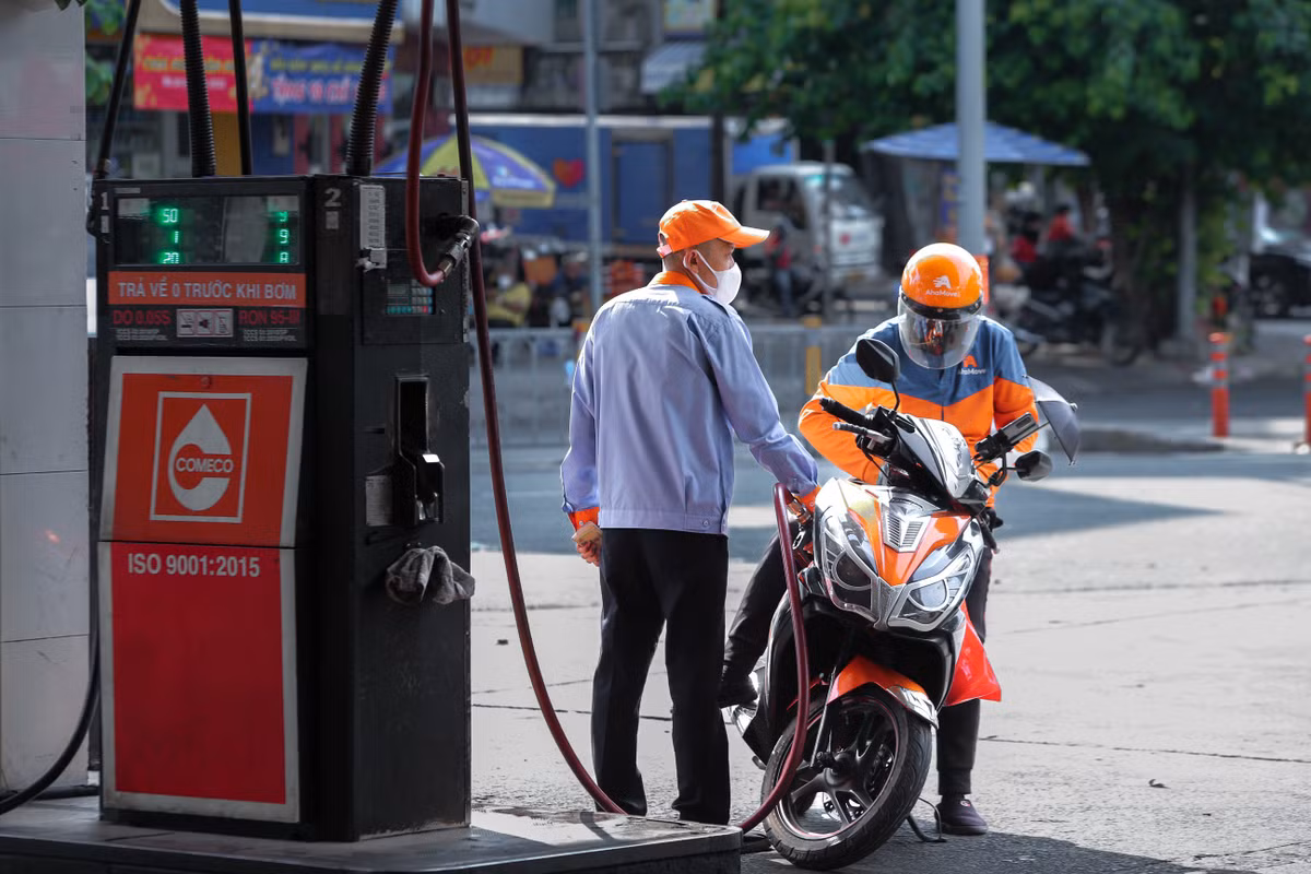 Gia xang co cham moc 30.000 dong/lit?-Hinh-2