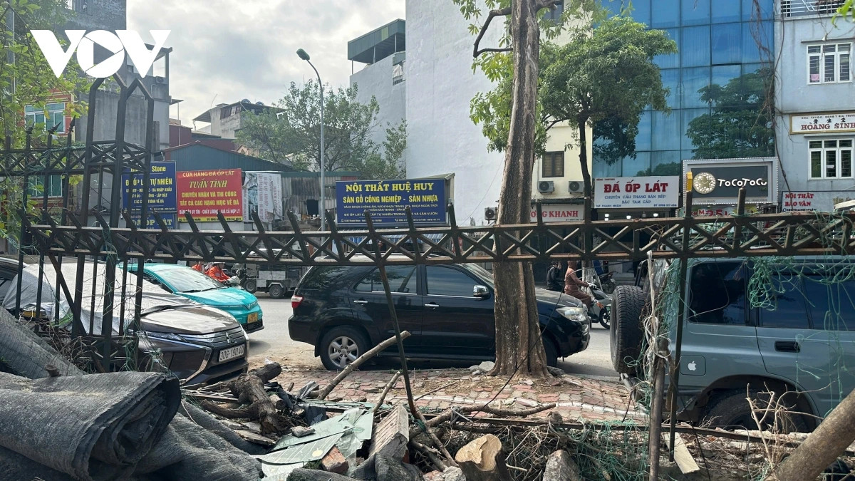 Bên trong công viên nhếch nhác.