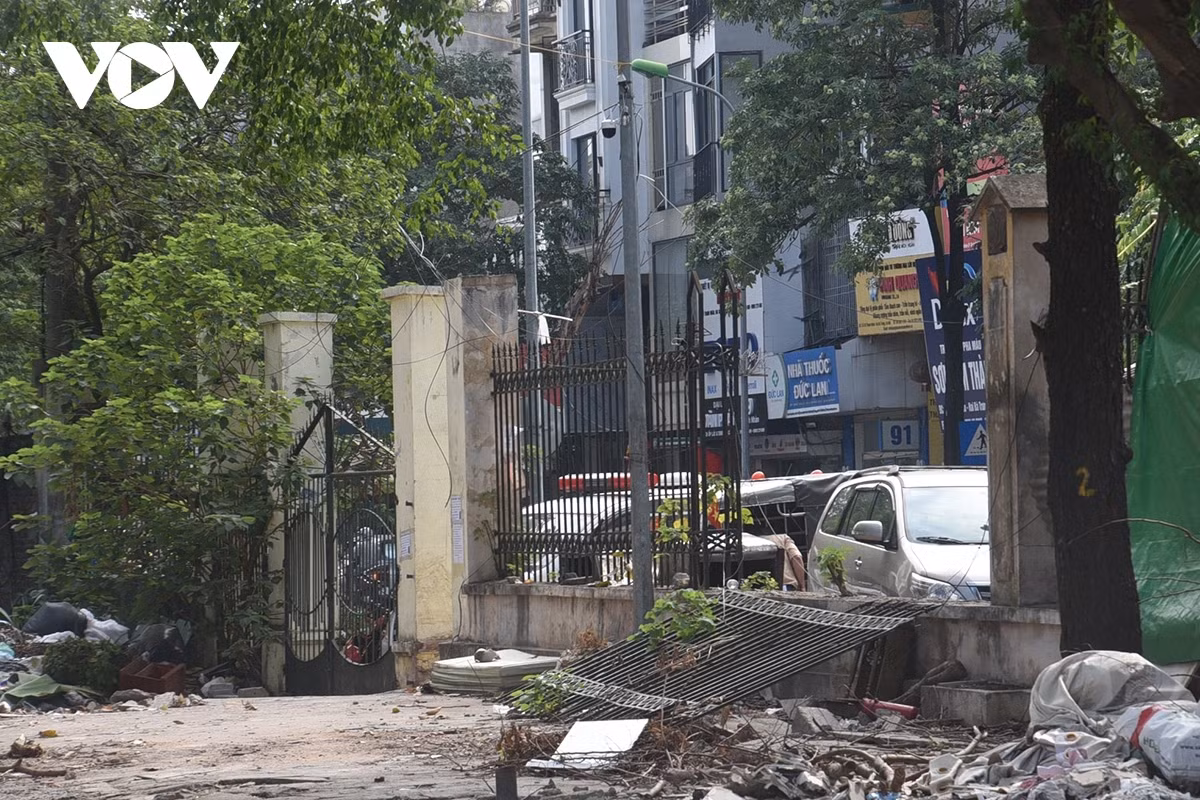 Cây ngã đổ gây sập nhiều đoạn tường rào công viên trên phố Thanh Nhàn.