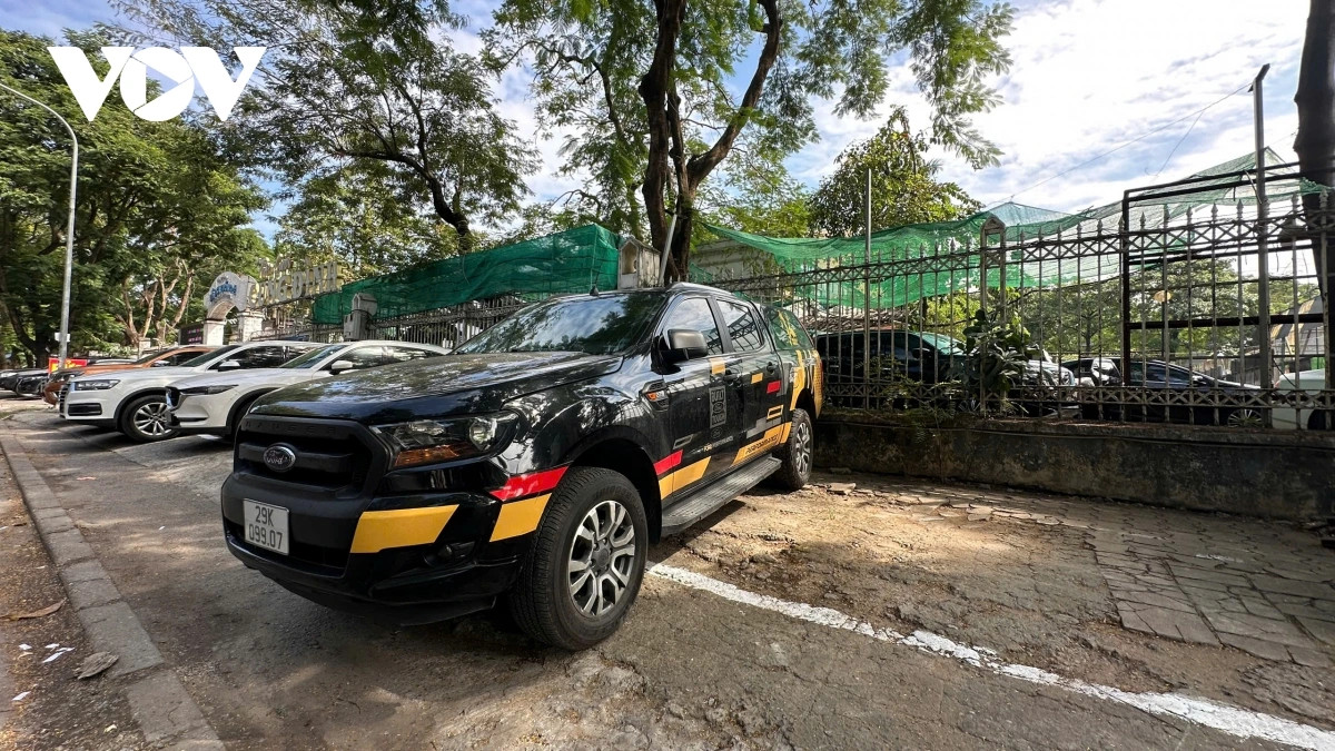 Đại diện quận Hai Bà Trưng cho biết, hiện quận đã phê duyệt 2 dự án chỉnh trang 2 tuyến hè tiệm cận công viên là hè Võ Thị Sáu và Thanh Nhàn. Đồng thời xin chủ trương cho phép hạ tường rào của 2 tuyến đường này nhằm khớp nối dự án vỉa hè, tạo không gian mở cho công viên.