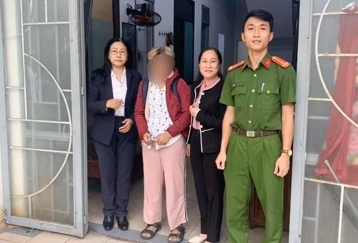 Kip thoi cuu song be gai mo coi nhay cau song Han tu tu