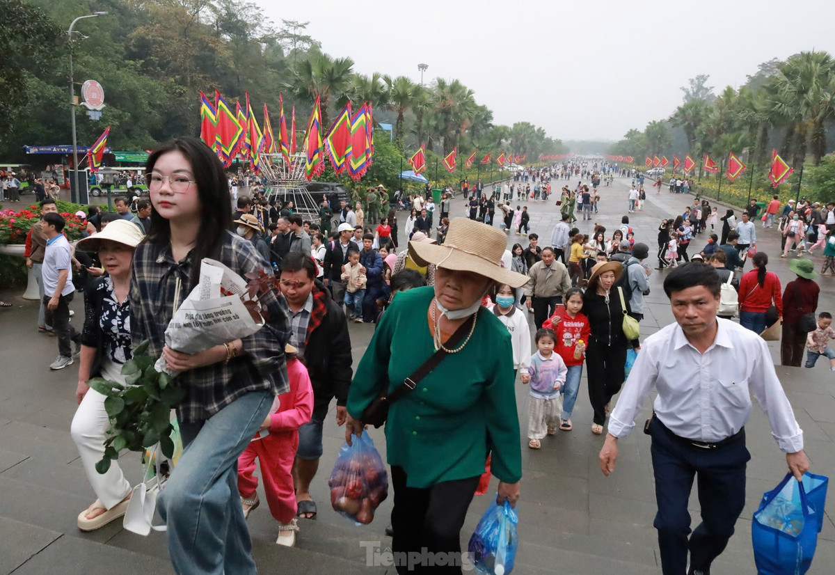 Sáng nay, thời tiết ở khu vực Đền Hùng có mưa nhẹ, nhưng dòng người cầm trên tay lễ vật về dâng hương Vua Hùng ngày một đông.