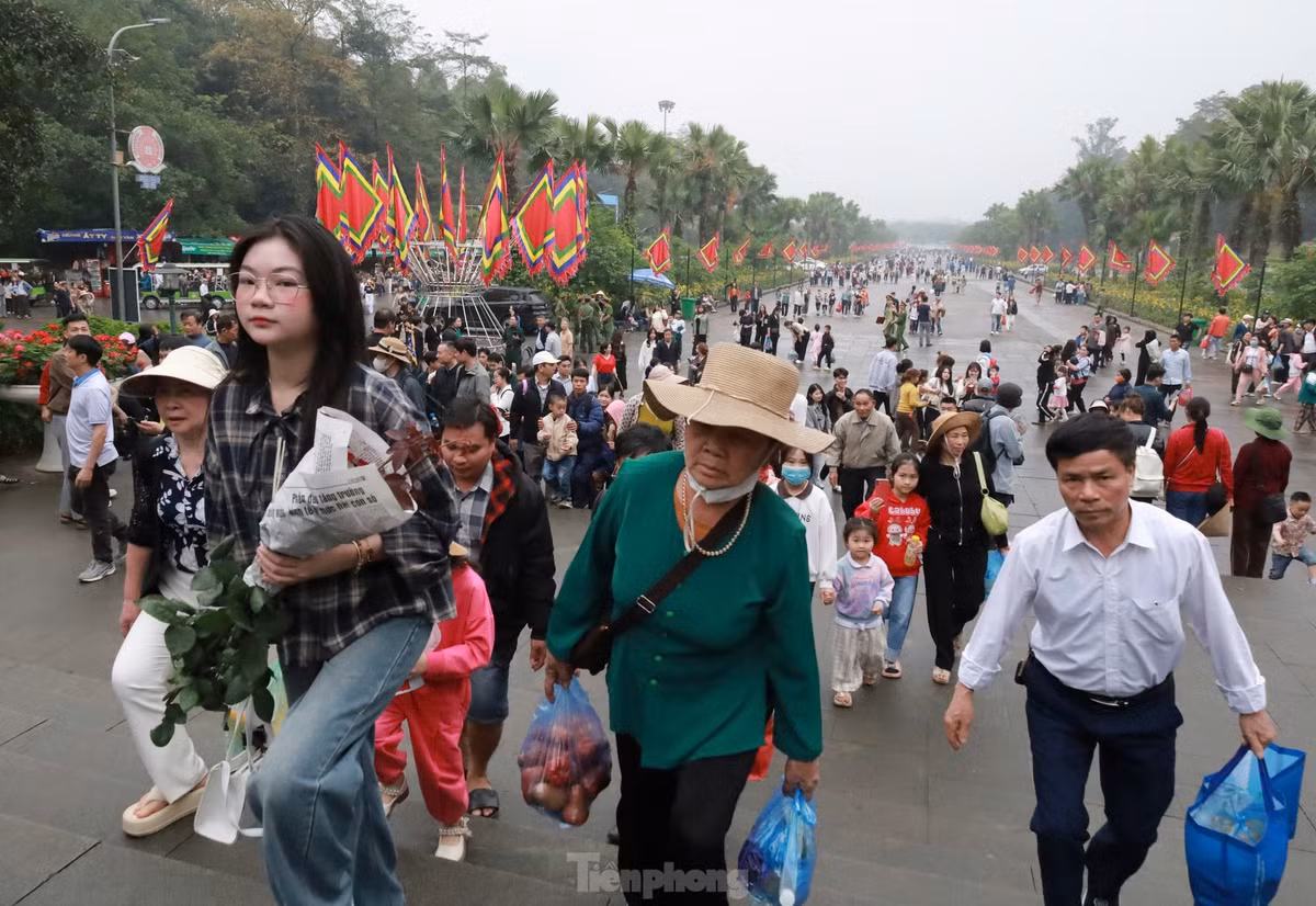 Sáng nay, thời tiết ở khu vực Đền Hùng có mưa nhẹ, nhưng dòng người cầm trên tay lễ vật về dâng hương Vua Hùng ngày một đông.