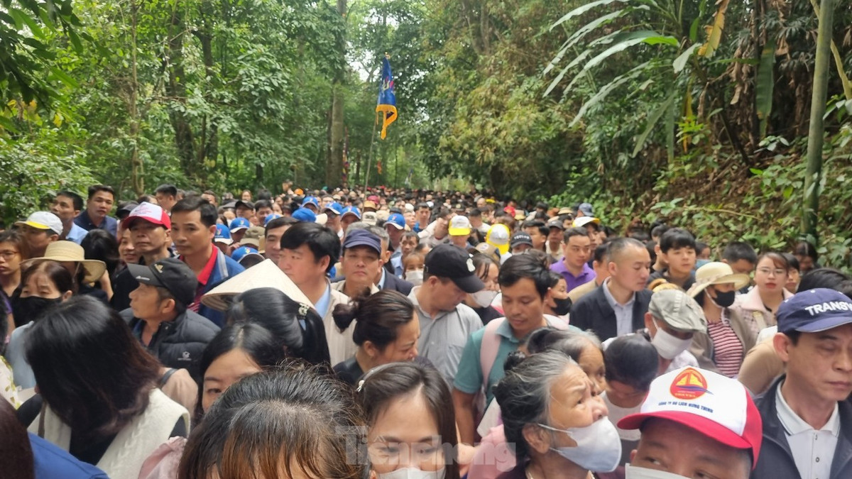 Mặc dù dòng người đổ về dâng hương Vua Hùng ngày một đông, nhưng ai nấy đều có ý thức, nên tình hình an ninh được đảm bảo, không có cảnh chen lấn xô đẩy.