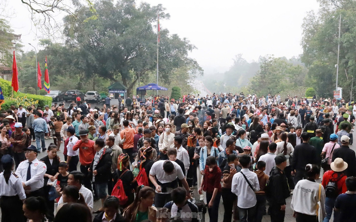 Dòng người đổ về Đền Hùng ngày một tăng. Ông Nguyễn Thanh Bình (tỉnh Bắc Ninh) cho biết, gia đình tôi đi từ 4h sáng để kịp lên tới đền lúc sớm, ai ngờ đến nơi đã thấy hàng nghìn người đứng chờ để lên dâng hương. "Nhìn dòng người về Đất Tổ dâng hương các Vua Hùng, tôi lại cảm thấy tự hào về tình đoàn kết của con lạc, cháu hồng và truyền thống Uống nước nhớ nguồn của nhân dân ta", ông Bình chia sẻ