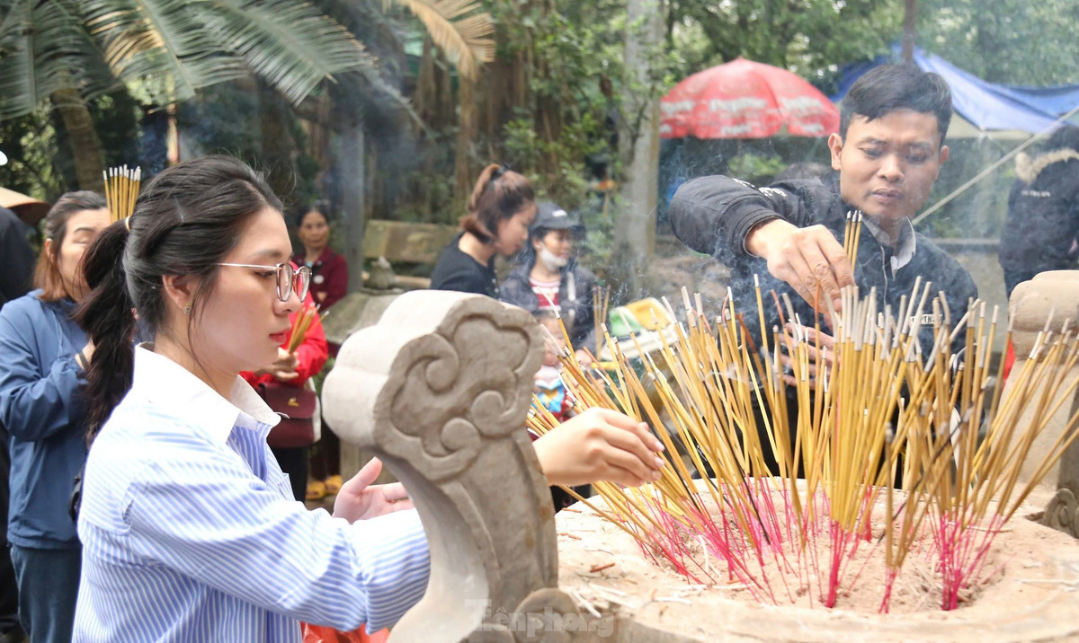 Người dân thắp nén hương thơm dâng lên các Vua Hùng thể hiện lòng tự hào về nòi giống "con Lạc cháu Hồng của mình".