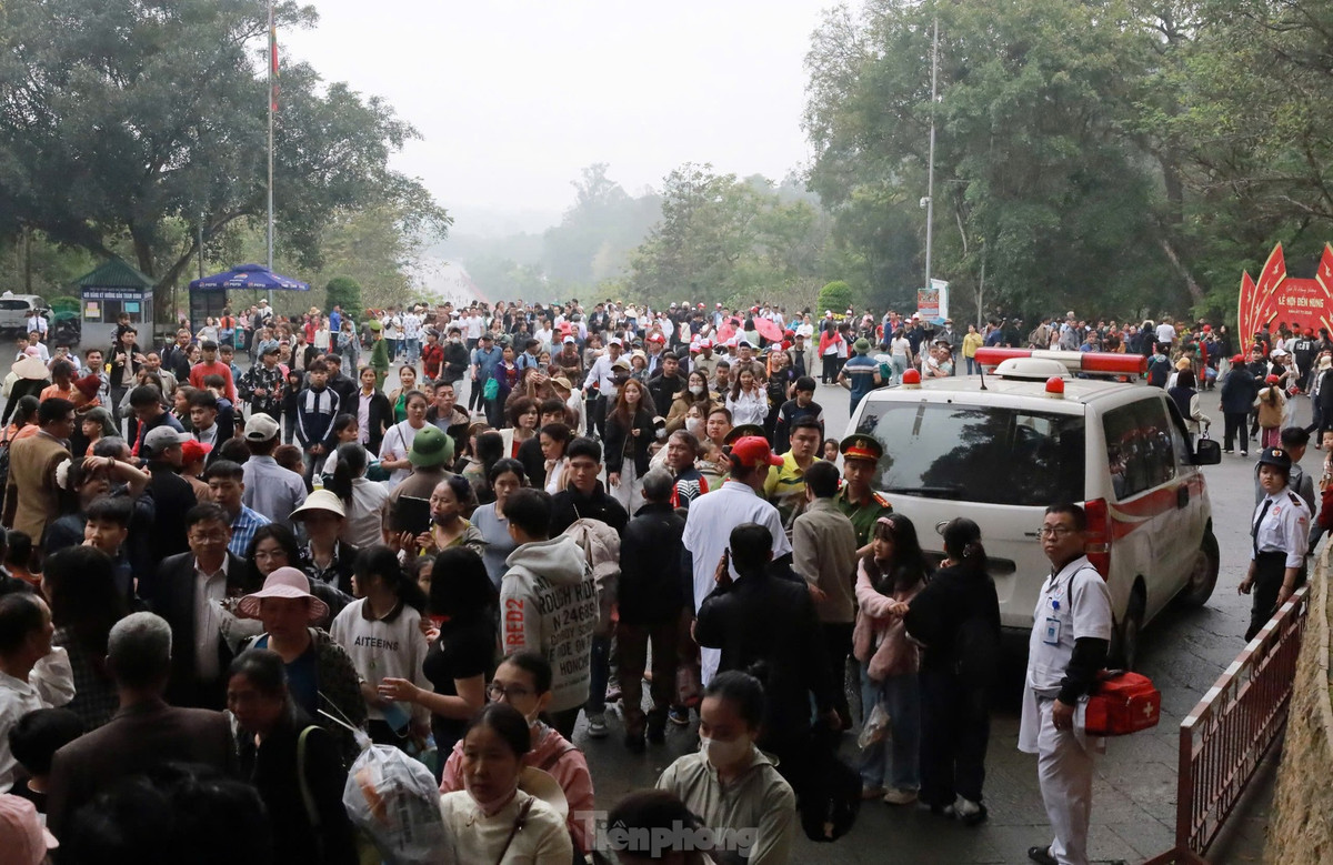 Xe cứu thương và lực lượng y tế luôn sẵn sàng để cấp cứu người dân khi gặp vấn đề sức khỏe.