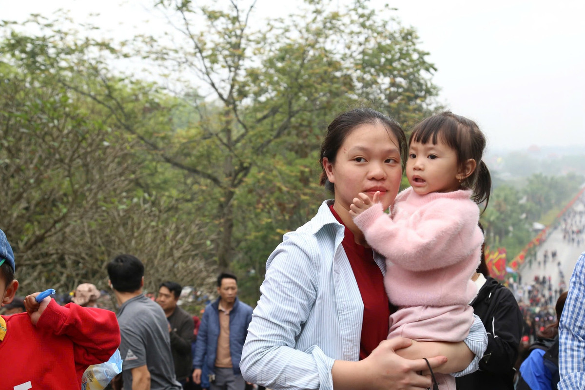 Nhiều trẻ em cũng được bố mẹ đưa về dâng hương Vua Hùng.