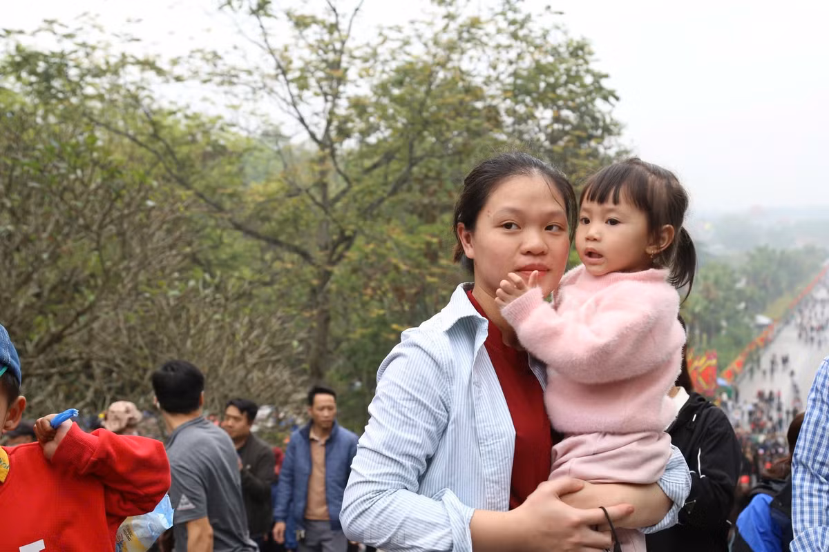 Nhiều trẻ em cũng được bố mẹ đưa về dâng hương Vua Hùng.