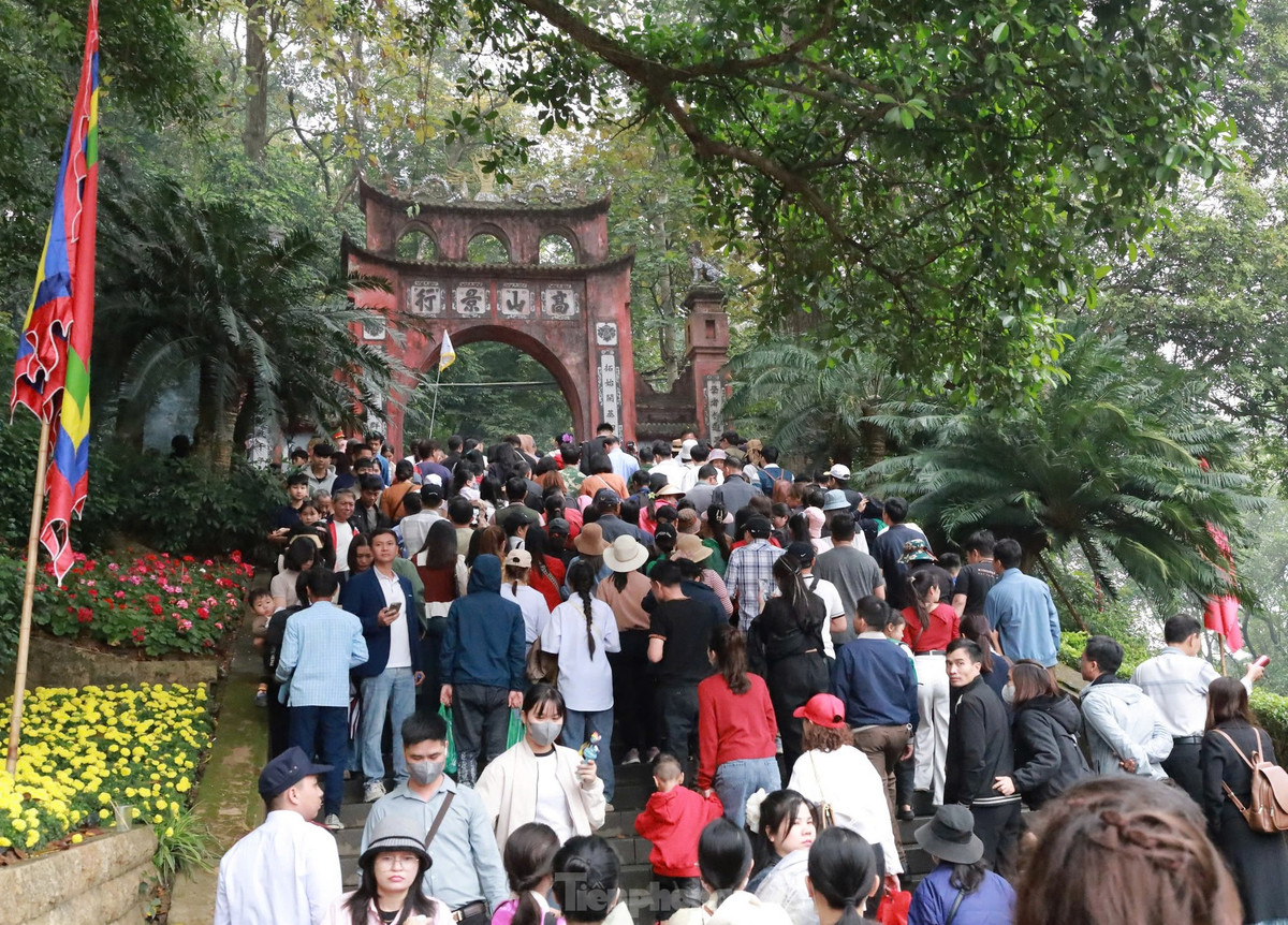 Lực lượng chức năng đã thiết lập hàng rào mềm và sử dụng loa để tuyên truyền, hướng dẫn nhắc nhở người dân đảm bảo an ninh, an toàn trong khu vực.