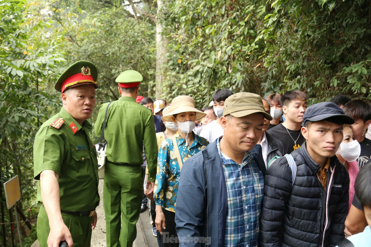 Lực lượng an ninh, y tế sẵn sàng hỗ trợ người dân.