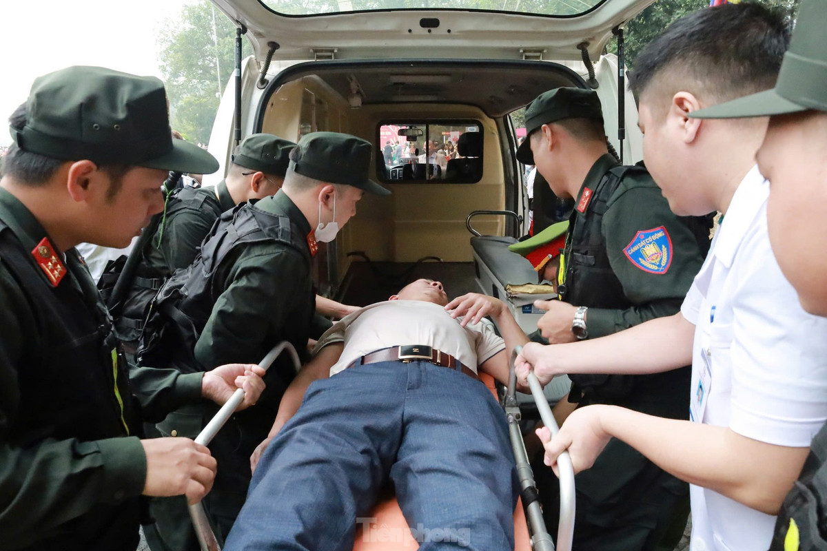 Một số người bị choáng, đã được lực lượng chức năng hỗ trợ chăm sóc y tế tận tình.