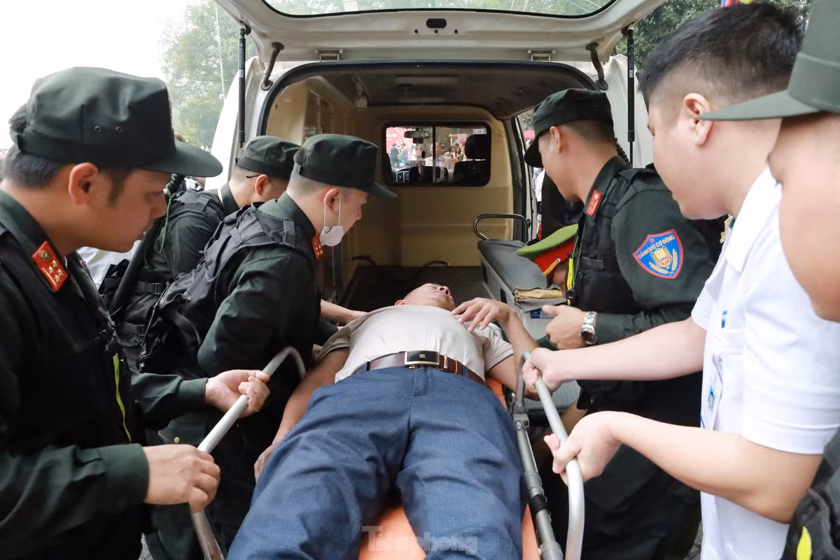 Một số người bị choáng, đã được lực lượng chức năng hỗ trợ chăm sóc y tế tận tình.