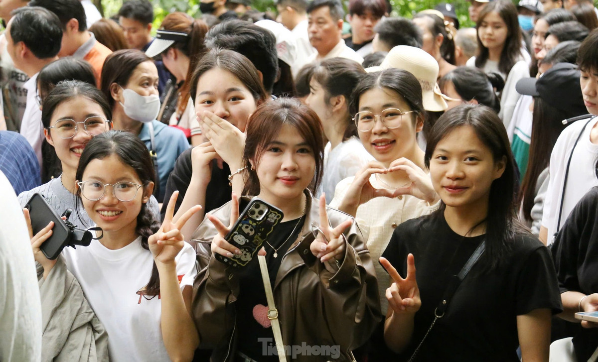 Em Nguyễn Quỳnh An (tỉnh Thái Nguyên) chia sẻ: "Trước khi đi, bố mẹ chúng em rất lo ngại vì về Đền Hùng những ngày này, số lượng người sẽ đông, dễ xảy ra tình trạng chen lấn, xô đẩy ảnh hưởng đến sức khỏe. Nhưng về đây, chúng em được hòa vào dòng người đi dâng hương trật tự, mọi người cười nói với nhau rất vui vẻ".