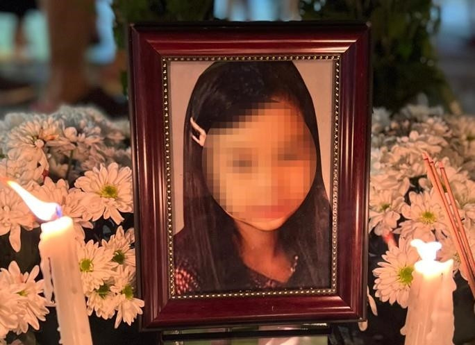 Hành vi tàn độc của kẻ bạo hành bé gái 8 tuổi ở TP HCM đến chết - Hình 2 Hanh vi tan doc cua ke bao hanh be gai 8 tuoi o TP HCM den chet-Hinh-2