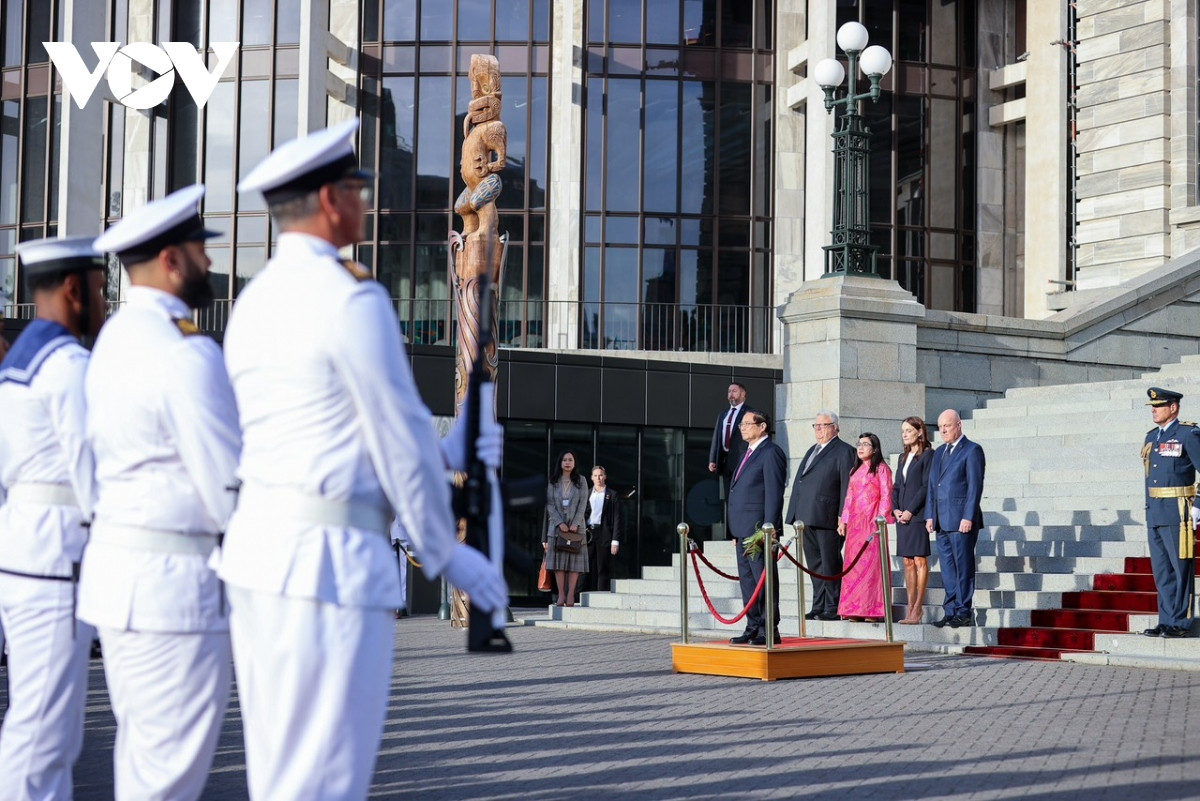 Đội trưởng đội danh dự Quân đội New Zealand mời Thủ tướng Phạm Mình Chính duyệt đội danh dự; sau đó một lần nữa Quốc thiều Việt Nam được cử lên. Kết thúc lễ đón, Thủ tướng New Zealand cùng Thủ tướng Phạm Minh Chính tiến vào tòa nhà Quối hội để tiến hành hội đàm.