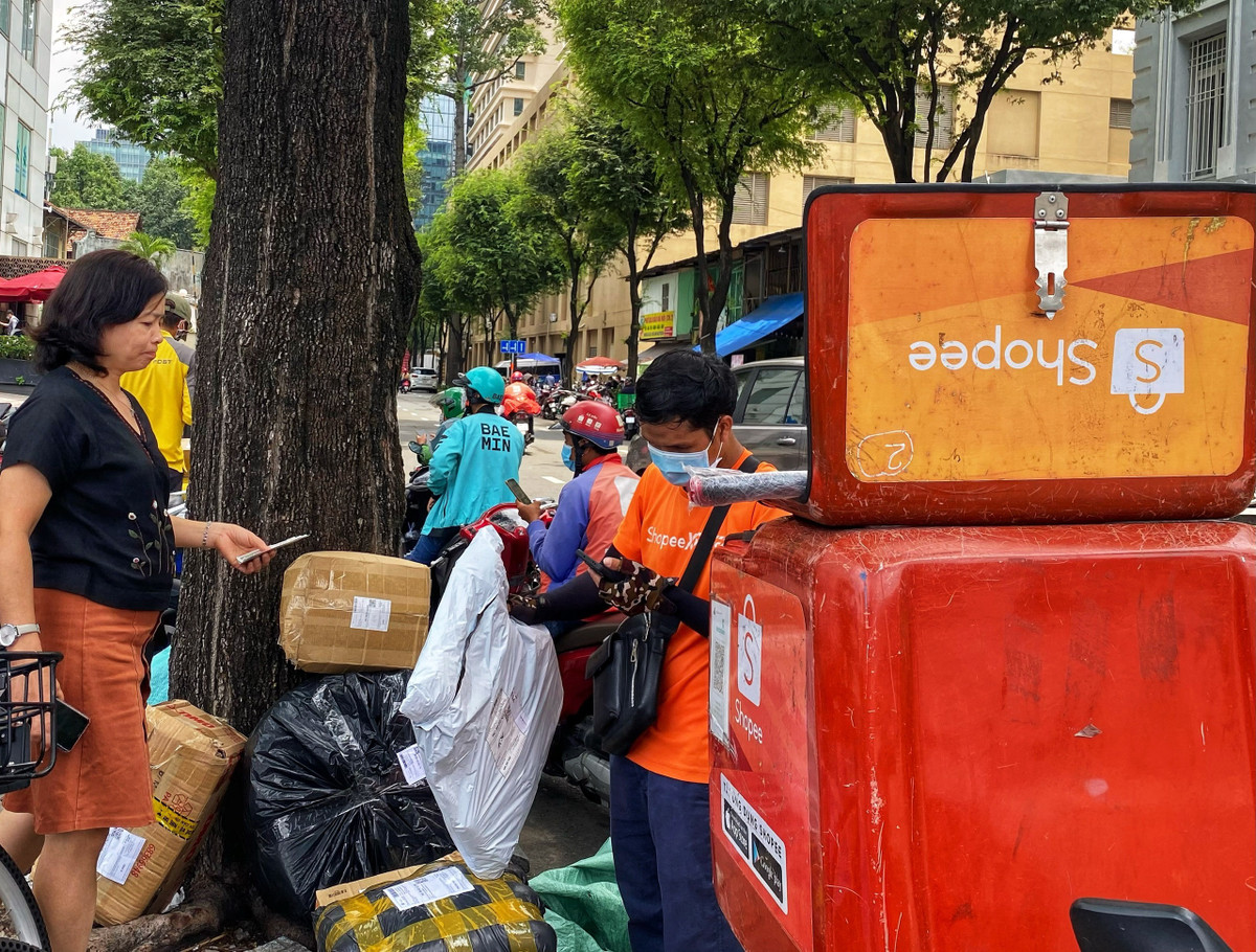 Shipper o TP.HCM giao 300 don hang cho dan van phong sau nghi le-Hinh-3