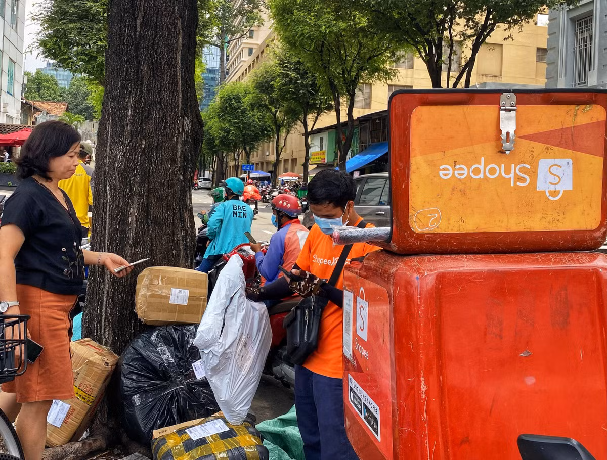 Shipper o TP.HCM giao 300 don hang cho dan van phong sau nghi le-Hinh-3