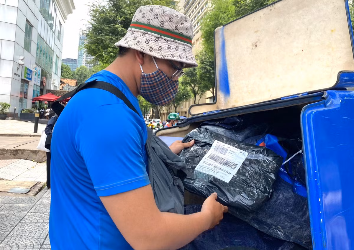 Shipper o TP.HCM giao 300 don hang cho dan van phong sau nghi le