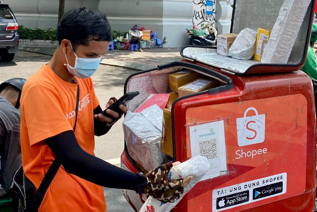 Shipper o TP.HCM giao 300 don hang cho dan van phong sau nghi le-Hinh-6