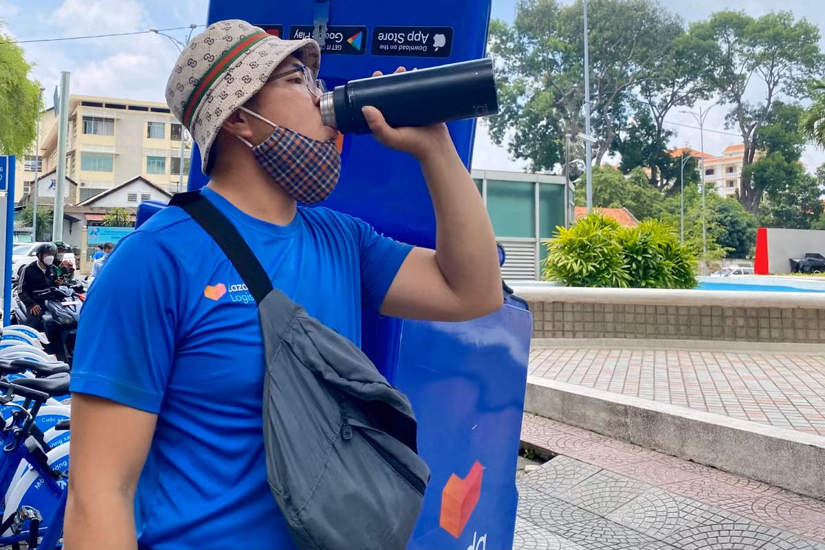 Shipper o TP.HCM giao 300 don hang cho dan van phong sau nghi le-Hinh-2