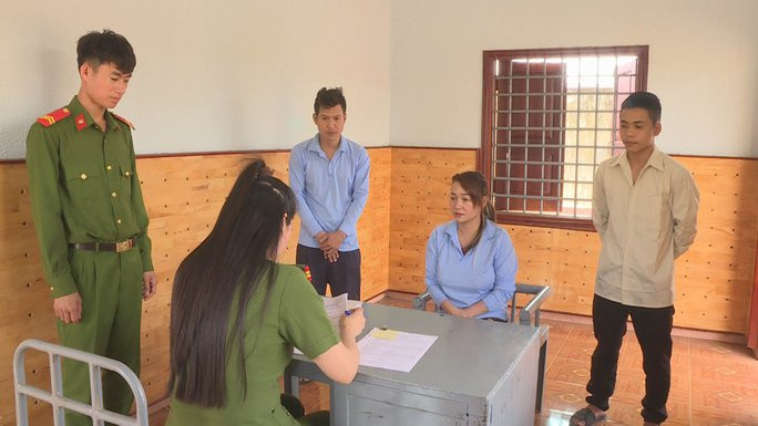 Bat giu doi tuong mua ban hang chuc co gai phuc vu quan Karaoke