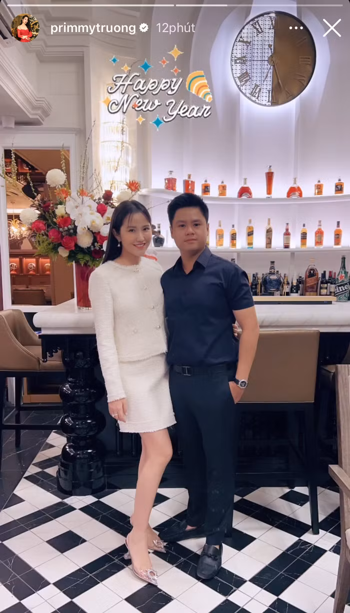 Nhieu cap doi khoe anh hanh phuc trong dem cuoi cung cua nam 2022