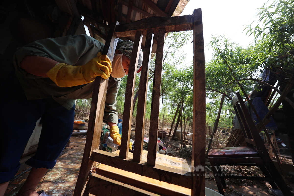 Người dân làng đào Nhật Tân bắt đầu dọn dẹp, đối với họ việc lũ kéo về khiến cuộc sống trở nên khó khăn hơn.