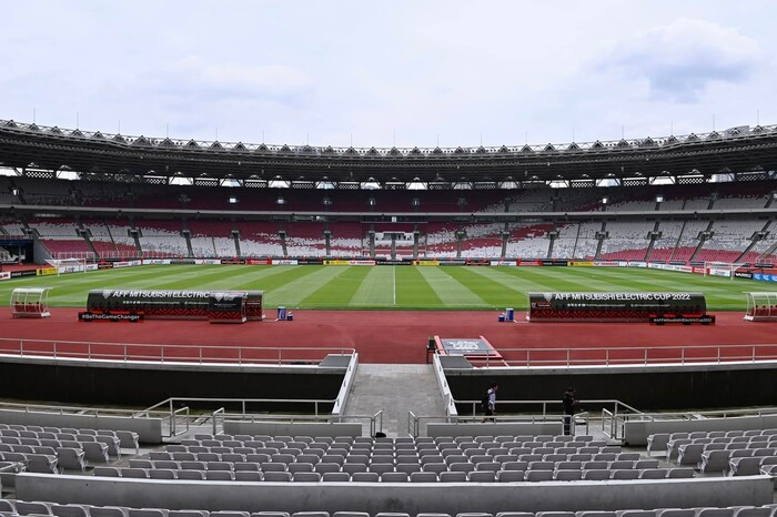 Sân Kelora Bung Garno được xây dựng vào năm 1962 và có thể chứa tới 150.000 người trước khi cải tạo. Hiện tại nó có thể chứa tổng cộng 77.193 người.