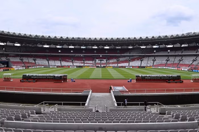 Sân Kelora Bung Garno được xây dựng vào năm 1962 và có thể chứa tới 150.000 người trước khi cải tạo. Hiện tại nó có thể chứa tổng cộng 77.193 người.