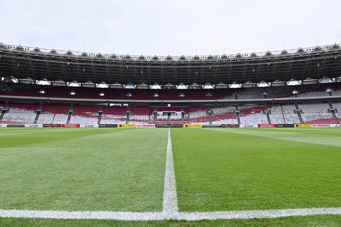 Mặt cỏ đẹp như tranh của sân Kelora Bung Garno.