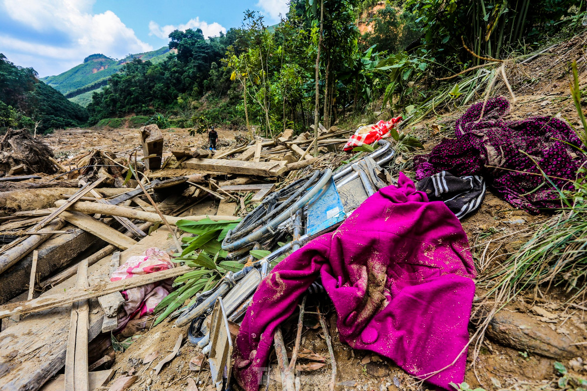 Dép, vành khăn đội đầu, chiếc xe lăn, quần áo hay những chiếc xe máy hư hỏng, vùi lấp dưới lớp bùn đất dày 3-4 m là những gì còn sót lại sau vụ sạt lở.