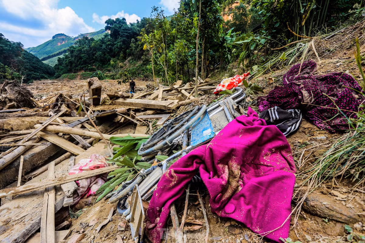 Dép, vành khăn đội đầu, chiếc xe lăn, quần áo hay những chiếc xe máy hư hỏng, vùi lấp dưới lớp bùn đất dày 3-4 m là những gì còn sót lại sau vụ sạt lở.