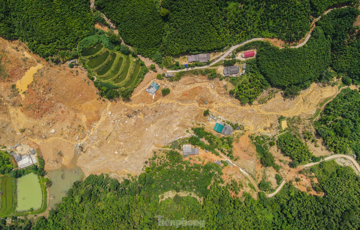 Theo lãnh đạo UBND xã Nậm Lúc, hiện có khoảng 150 người cả công an huyện Bắc Hà, lực lượng cảnh sát cơ động, đội tìm kiếm cứu nạn tự nguyện và cả người dân dùng tay, xẻng, cuốc để tìm các nạn nhân xấu số.