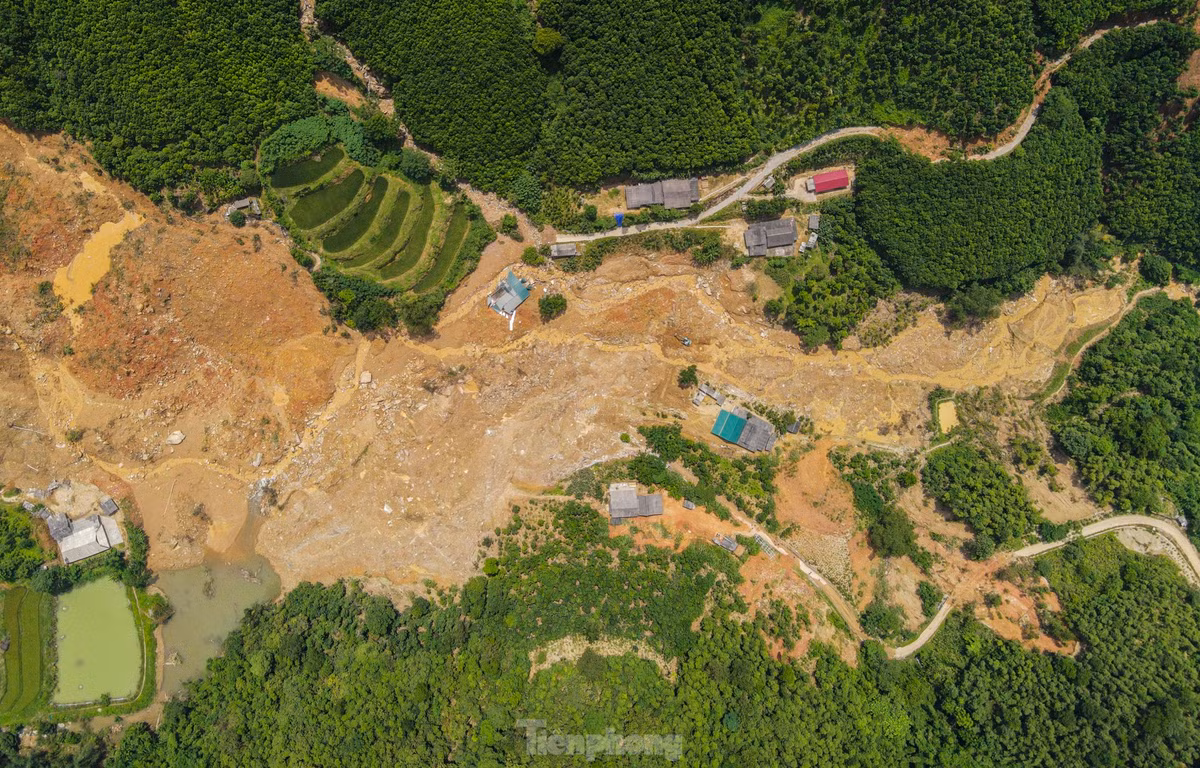 Theo lãnh đạo UBND xã Nậm Lúc, hiện có khoảng 150 người cả công an huyện Bắc Hà, lực lượng cảnh sát cơ động, đội tìm kiếm cứu nạn tự nguyện và cả người dân dùng tay, xẻng, cuốc để tìm các nạn nhân xấu số.