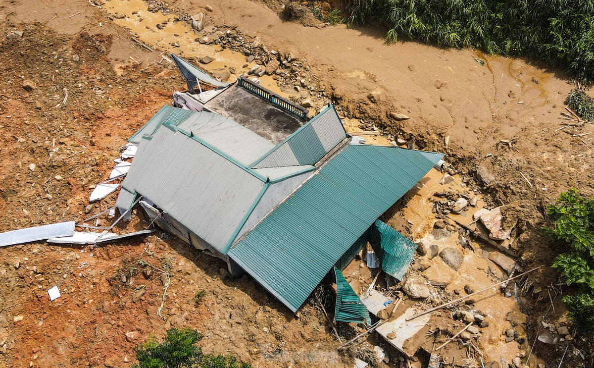 “Bao đời sống ở đây, người dân chưa bao giờ chứng kiến cảnh tượng kinh hoàng đến vậy. Đất, đá cây cối cùng dòng nước đã cuốn 8 ngôi nhà xa cả cây số. 18 người trong thôn có người đã chết, người còn mất tích vẫn chưa tìm thấy thi thể”, anh Lý A Hải - trưởng thôn Nậm Tông (xã Nậm Lúc) cho biết.