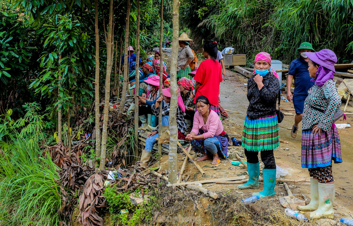 “Hiện, tuyến đường độc đạo vào nơi xảy ra vụ việc còn có nhiều vị trí sạt lở, địa phương đã huy động máy đào vào san, gạt, mở đường để người và phương tiện, hàng tiếp tế được đến với người dân cũng như phục vụ việc tìm kiếm”, vị lãnh đạo địa phương thông tin. Trong ảnh, người dân có mặt dọc tuyến đường vào hiện trường, theo dõi lực lượng chức năng tìm kiếm.