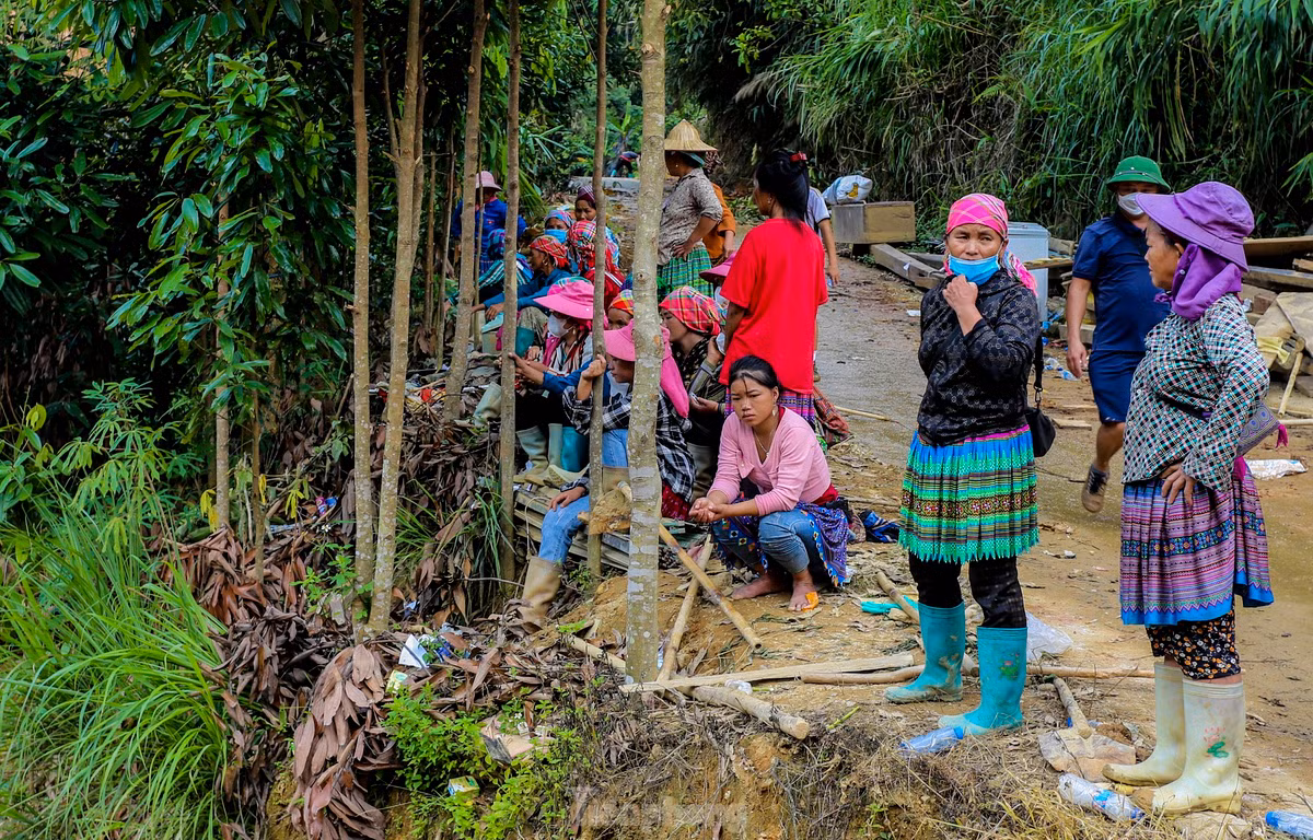 “Hiện, tuyến đường độc đạo vào nơi xảy ra vụ việc còn có nhiều vị trí sạt lở, địa phương đã huy động máy đào vào san, gạt, mở đường để người và phương tiện, hàng tiếp tế được đến với người dân cũng như phục vụ việc tìm kiếm”, vị lãnh đạo địa phương thông tin. Trong ảnh, người dân có mặt dọc tuyến đường vào hiện trường, theo dõi lực lượng chức năng tìm kiếm.