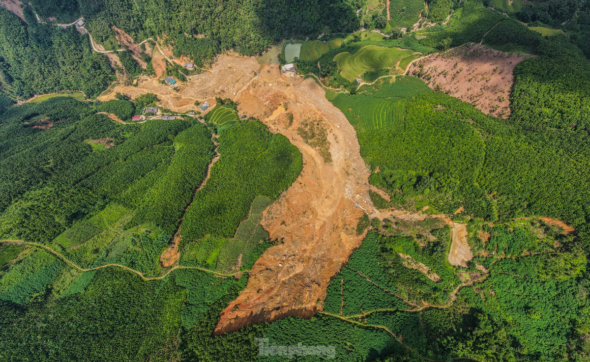 Khoảng 13h ngày 10/9, đỉnh núi ở thôn Nậm Tông (xã Nậm Lúc, huyện Bắc Hà, tỉnh Lào Cai) bất ngờ đổ sập xuống sau những ngày mưa lớn.