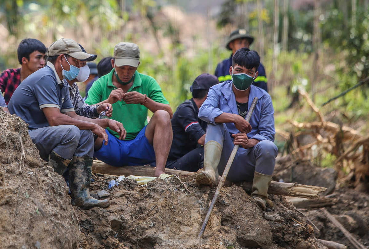 Những người thân dùng gậy đi dọc suối Nậm Tông tìm kiếm người gặp nạn. Họ còn dùng tay bới các lớp bùn nghi vấn có người gặp nạn.